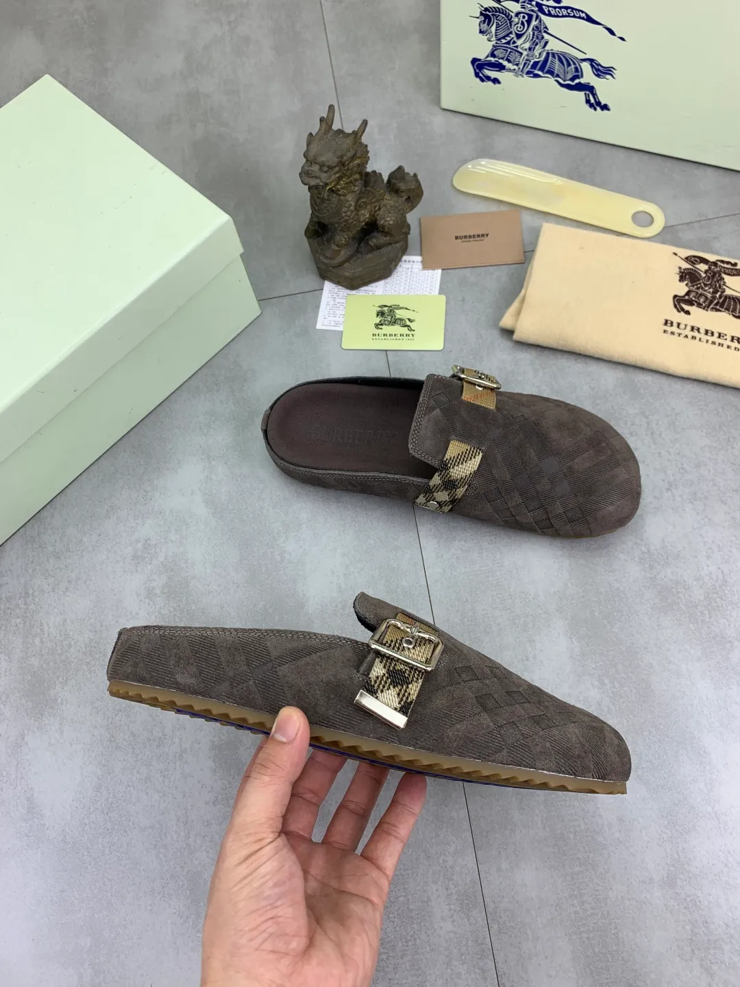 Men's Men's Shoes 💰P620 💰【New Style】Top Version 🆘【Burberry】New Burberry Slippers are on the market with perfect workmanship! 🔥Perfect shape and top quality🙈Non-slip and wear-resistant high-end rubber outsole👣Versatile and comfortable shoes, standard size: 39-45 (38 46 customized) 5️⃣colors available Top-quality packaging